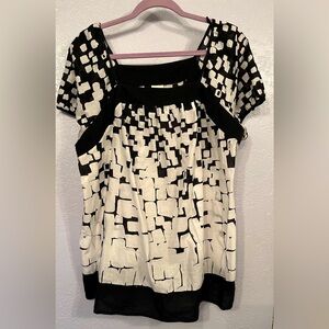 Shortsleeved LB Top by Venezia size 18/20